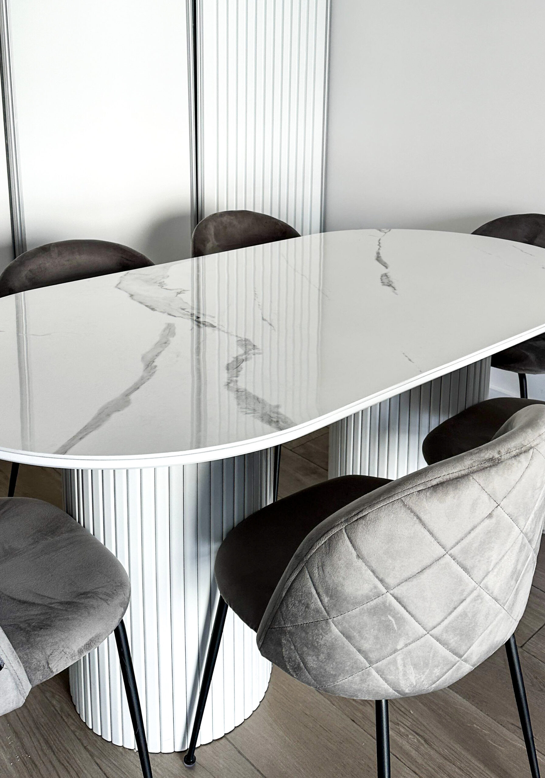 PORCELANATO CALACATA WHITE + MADERA LAQUEADA